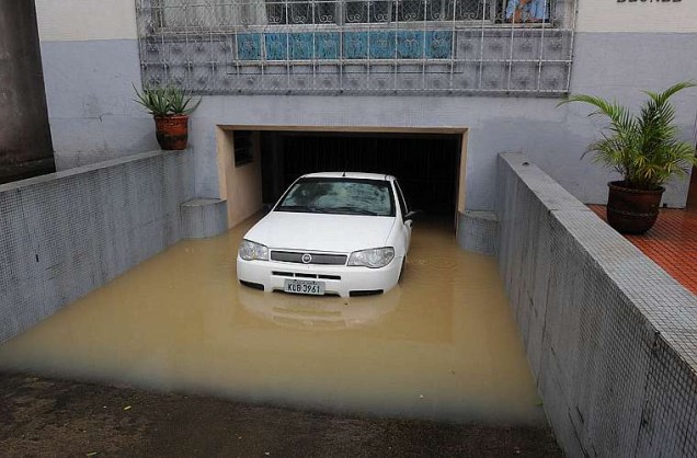 Garagem inundada no bairro do Maracanã, no Rio.