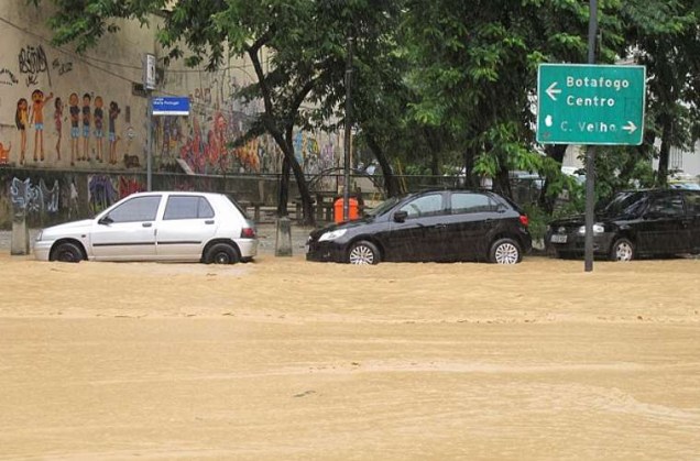 A inundação na rua das Laranjeiras.