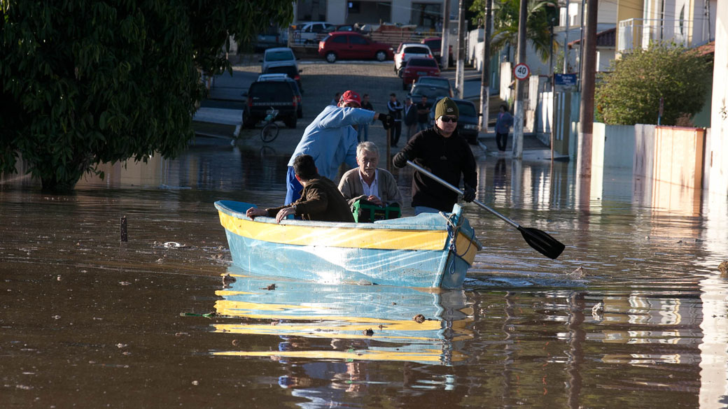 Moradores de Itajaí, em Santa Catarina, usam barcos para resgatar pessoas na região portuária da cidade - 10/09/2011