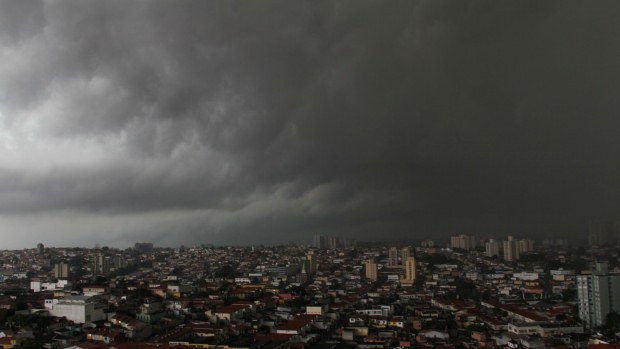 Céu com nuvens escuras e forte chuva na região do Jabaquara, na zona sul da capital paulista