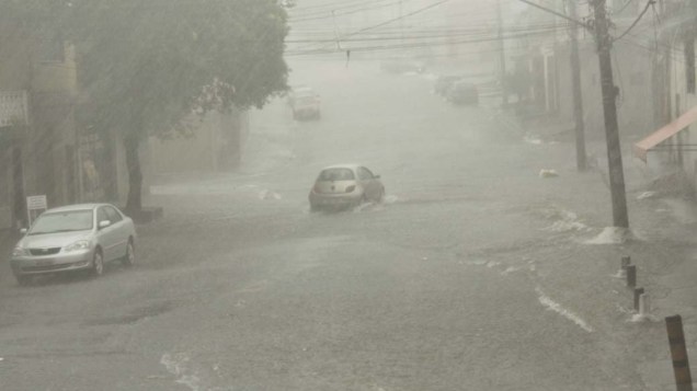 Ponto de alagamento causado pela forte chuva que atingiu a região de Sapopemba, na zona leste da cidade de São Paulo, na tarde desta sexta-feira - 07/01/2011