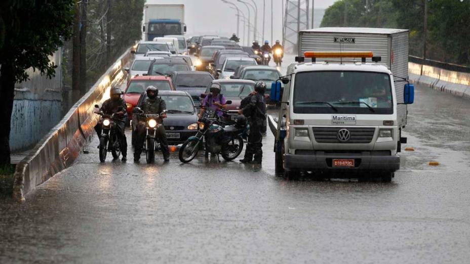 Motoristas ficam ilhados em ponto de alagamento na rua Bresser, na região da Mooca, zona leste da capital paulista, durante forte chuva que atinge a cidade na tarde desta sexta-feira