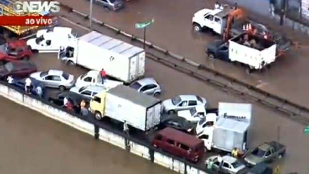 Córrego Aricanduva transborda e deixa paulistanos ilhados (Reprodução: GloboNews)