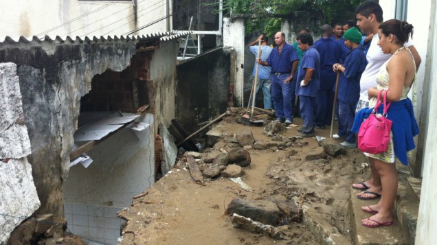 Leonardo Barbosa, 26 anos, e Edna Naval, de 23,perderam a maioria de seus pertences quando a vila foi inundada