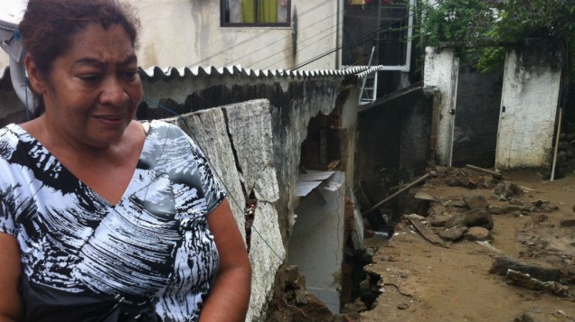 A doméstica Efigênia Barbosa, de 52 anos, perdeu a casa quando a água invadiu a vila na Tijuca