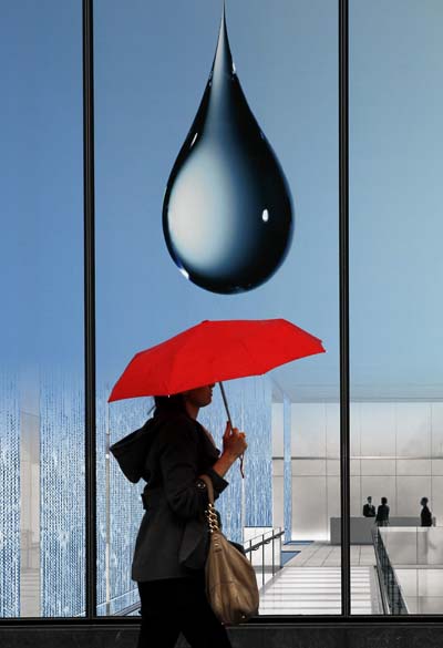 Mulher caminha em dia chuvosa na cidade de Washington, Estados Unidos