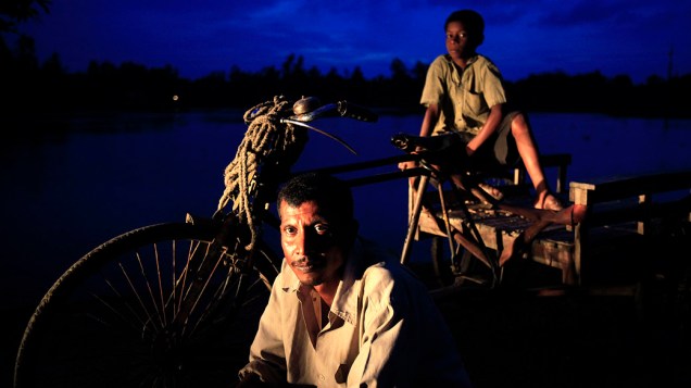 Vítimas das enchentes se refugiam na margem do rio Brahmaputra em Gaibandha, em Bangladesh