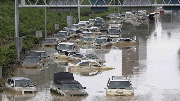 Na capital Seul, carros ficaram submersos após as fortes chuvas desta quarta-feira: governo se apressa para oferecer ajuda à população