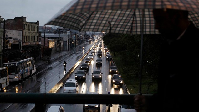 Transito congestionado na avenida Radial Leste durante manha de chuva na capital pauista, na chegada ao centro da cidade