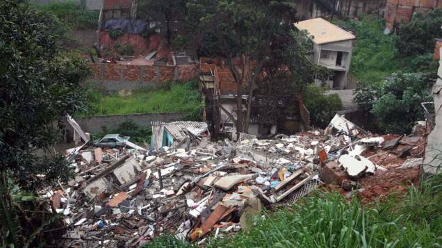 Um prédio residencial de dois andares desabou no início da madrugada desta segunda-feira no bairro Caiçara, região noroeste de Belo Horizonte, deixando ao menos uma pessoa morta