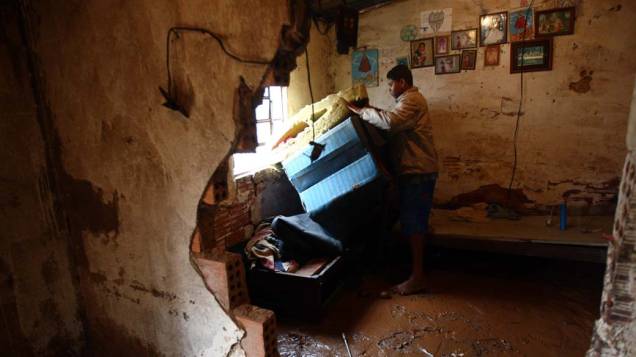 Moradores da cidade de Sabará, região metropolitana de Belo Horizonte, fazem rescaldo após chuva. O Rio das Velhas transbordou e invadiu casas em quatro bairros da cidade