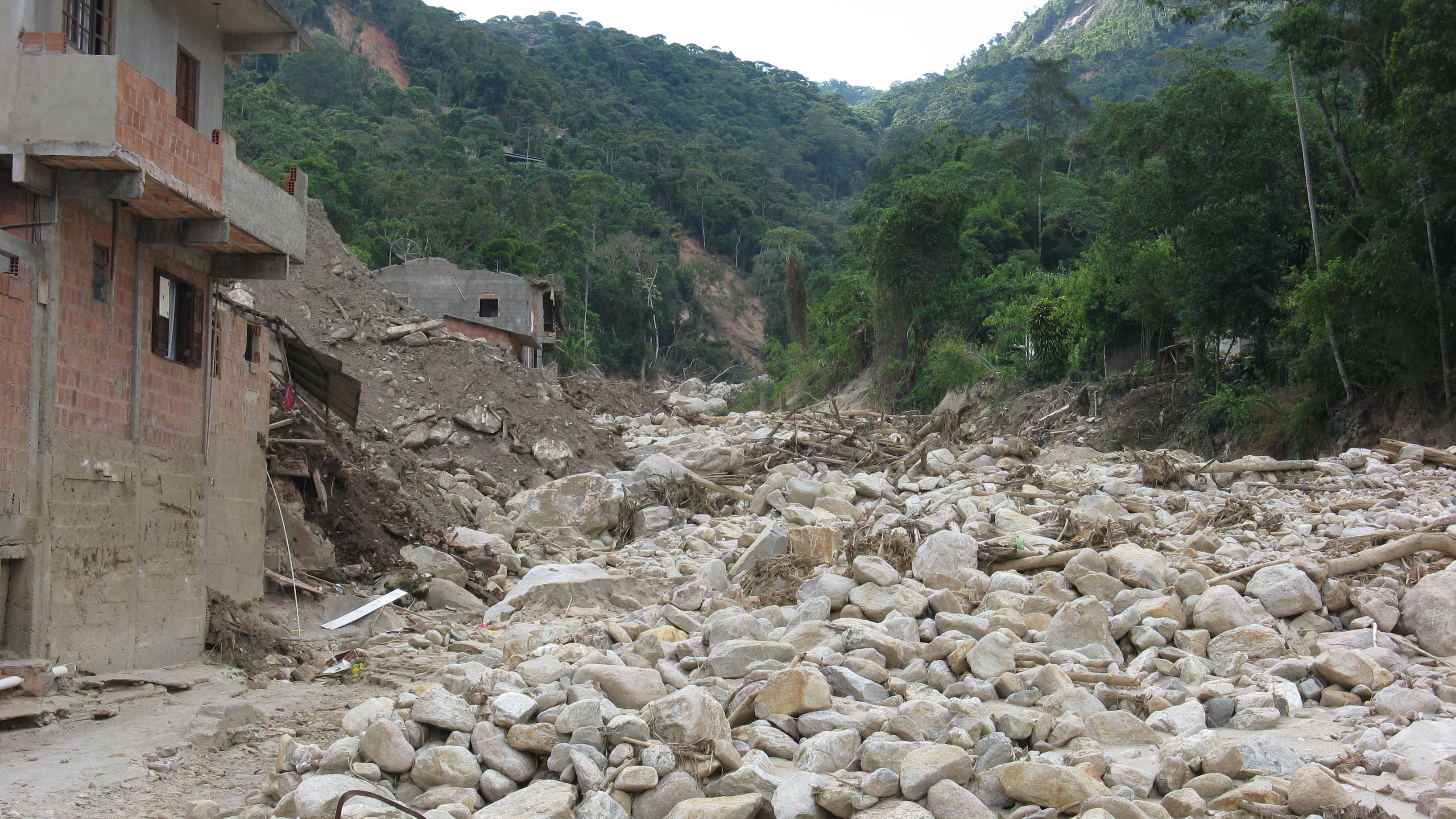 Onde antes existiam casas, pedregulhos e crateras hoje dominam a paisagem do bairro de Campo Grande, em Teresópolis