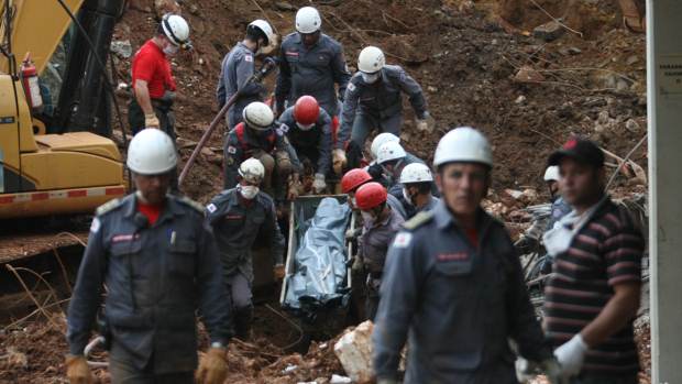 Bombeiros resgatam corpo de Denílson Araújo, o segundo taxista soterrado após deslizamento de terra na rodoviária de Ouro Preto