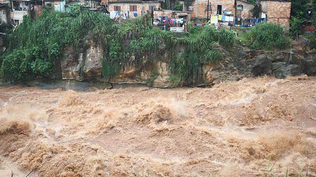 Chuva provoca transtornos em Belo Horizonte. Na foto, o Rio Arrudas, próximo ao bairro Granja de Freitas