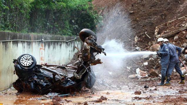 Bombeiros resgatam corpo de taxista sob escombros de rodoviária, em Minas Gerais