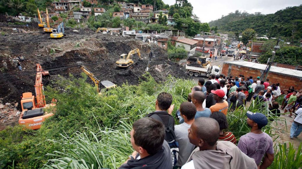 Trabalho de buscas no Morro do Bumba, em Niterói (RJ), que deslizou e soterrou várias casas - 08/04/2010