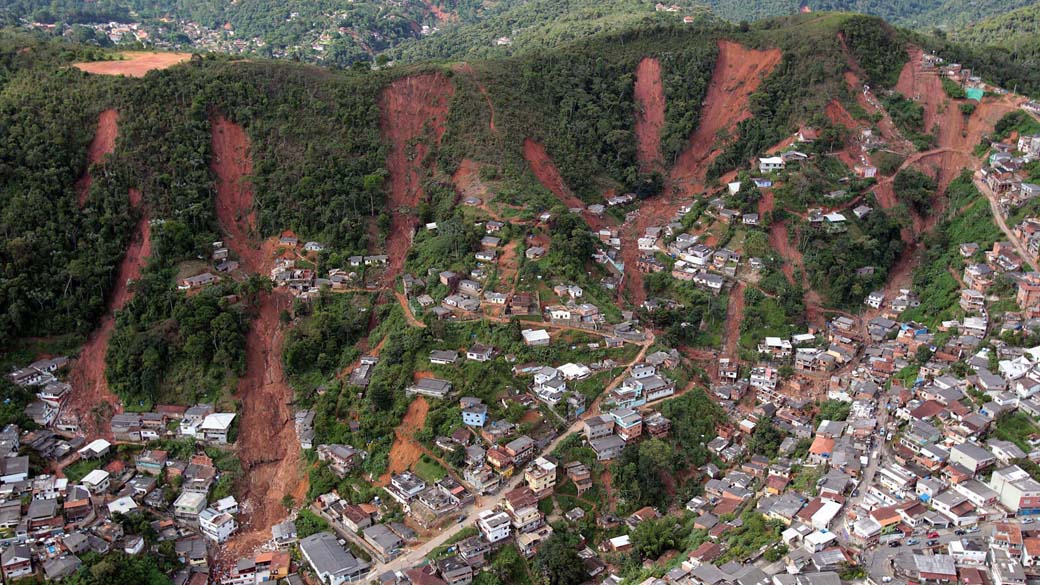 Deslizamento de terra nos morros em Teresópolis (RJ) após as fortes chuvas - 12/01/2011