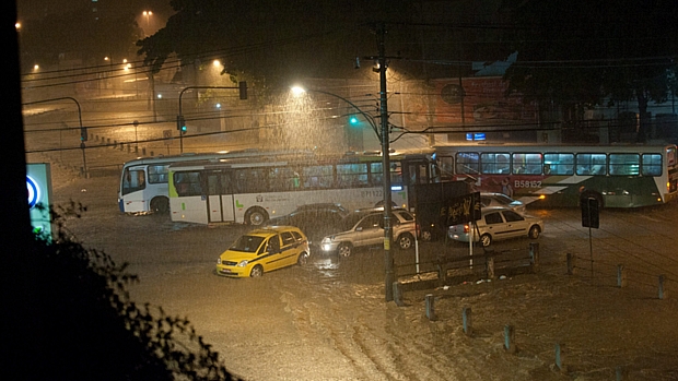 Forte chuva transborda o Rio Joana, na Tijuca, no cruzamento da Rua São Francisco Xavier com Manuel de Abreu.