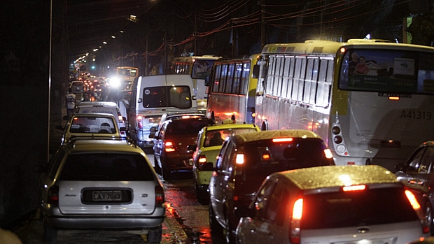 Chuvas causam transtornos no Rio de Janeiro. Motoristas ficam engarrafados debaixo do Elevado Paulo de Frontin.
