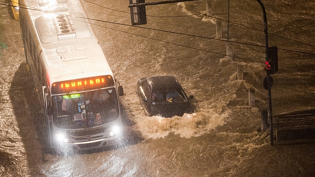 Forte chuva na cidade deixa o Rio Joana, na Tijuca, zona norte da cidade, inundado, próximo a Rua São Francisco Xavier.