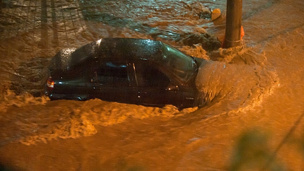 Carro é encoberto pela água na Tijuca: em quatro horas, choveu o volume equivalente a 40 dias na região.