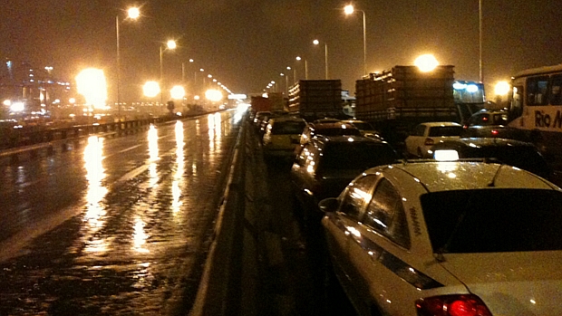 Trânsito complicado na noite desta segunda-feira na Ponte Rio-Niterói: motoristas levaram até duas horas para percorrer a ligação entre as duas cidades.