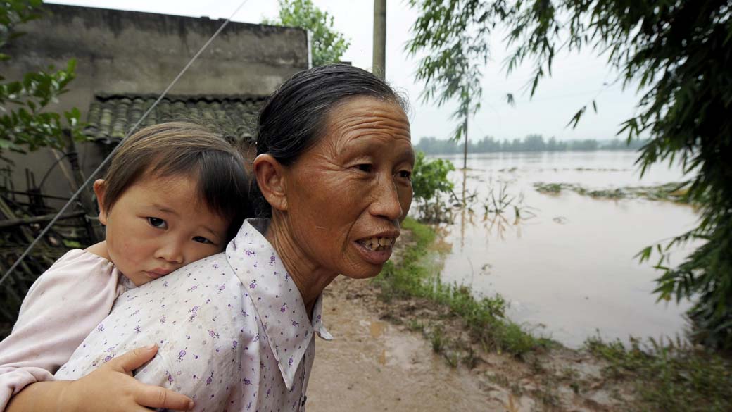 Chinesas esperam pela equipe de salvamento no município de Chongqing