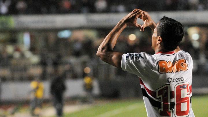 Cícero festeja o primeiro gol da vitória do São Paulo na Copa Sul-Americana