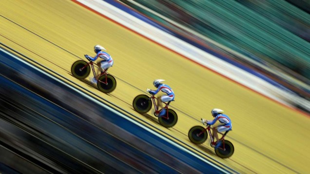 Ciclistas participam de etapa feminina durante a Copa do Mundo de ciclismo em Manchester, na Inglaterra