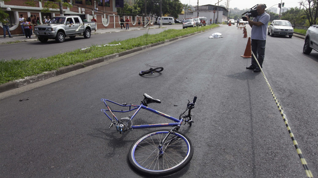 Ciclista morreu após ser atropelado por um carro na avenida Pirajussara