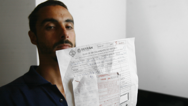 Marcelo Toscano Bianco e o documento que mostra a apreensão de sua bicicleta: multa por estar em uma bicicleta elétrica