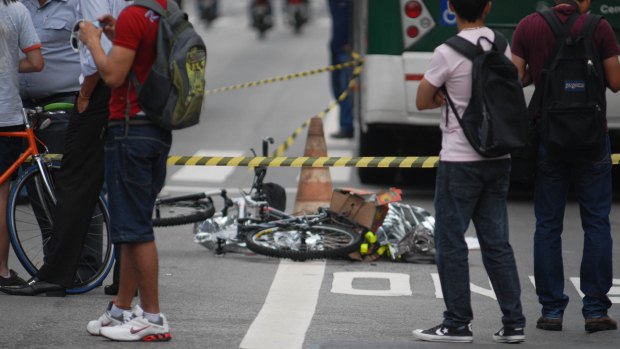 Morte na Paulista: curiosos no local em que ciclista morreu atropelada por ônibus, próximo à Rua Pamplona