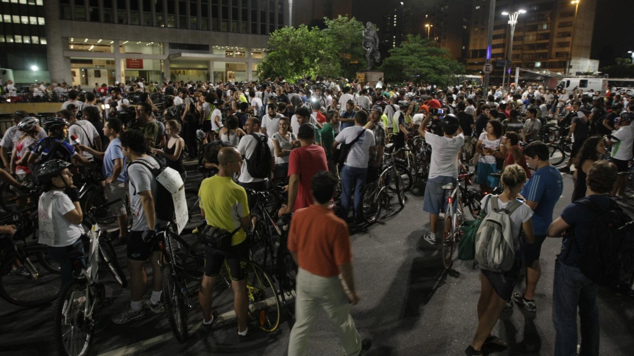 Ciclistas protestam na Avenida Paulista após a morte da bióloga Juliana Ingrid Dias, de 33 anos, atropelada por um ônibus