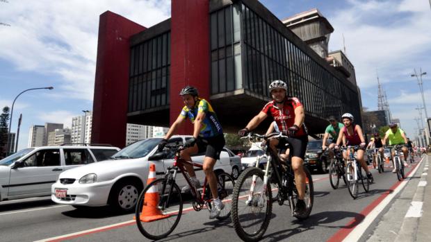Ciclofaixa reversível instalada na Avenida Paulista, em São Paulo