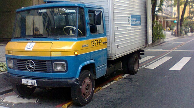 Caminhão do governo do estado do Rio em flagrante de desrespeito