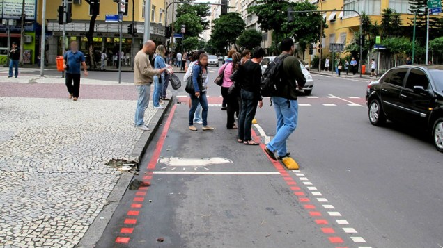 Problemas também com os pedestres: grupo ocupa a pista das bicicletas para atravessar a rua