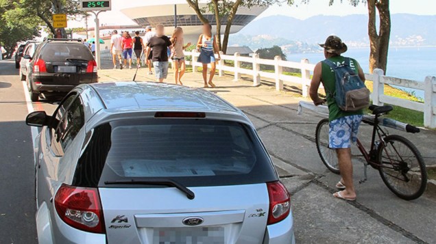 Em Niterói, a ciclovia que passa pelo Museu de Arte Contemporânea é usada como estacionamento. E o ciclista ocupa a calçada