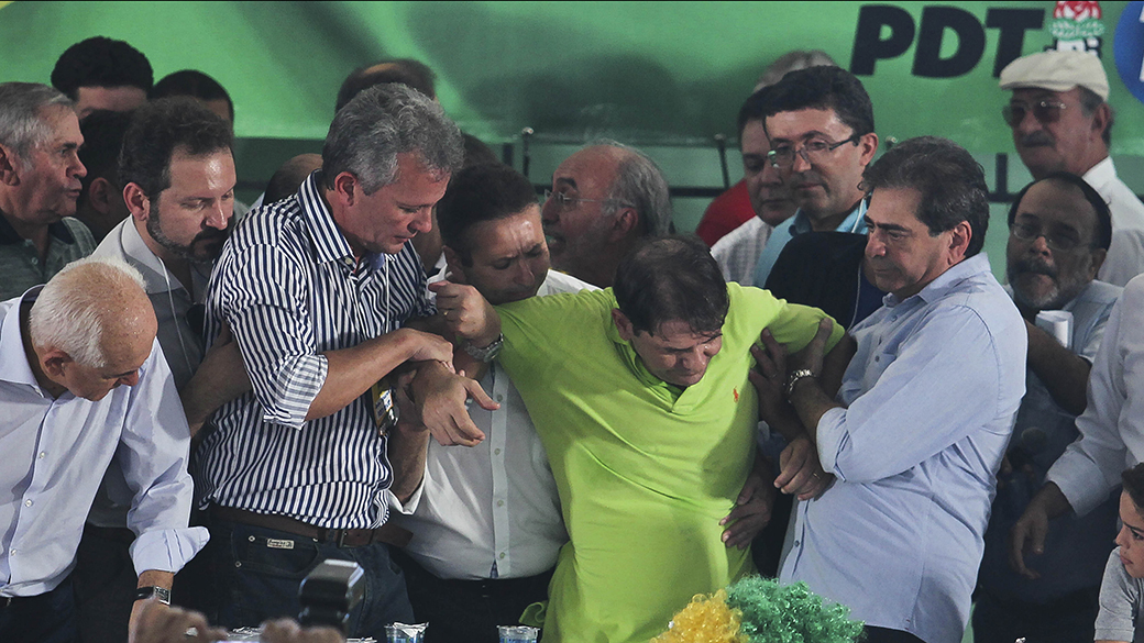 O governador do Ceará, Cid Gomes, passou mal durante uma convenção do Partido Democrático Trabalhista (PDT) no fim da manhã deste domingo (22), no Clube Náutico, e deixou o local desmaiado