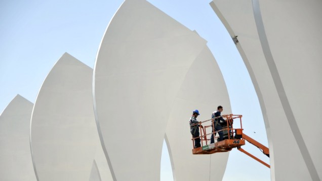 A Cidade do Rock na reta final para o festival: funcionários preparam as torres em frente ao palco principal do Rock in Rio