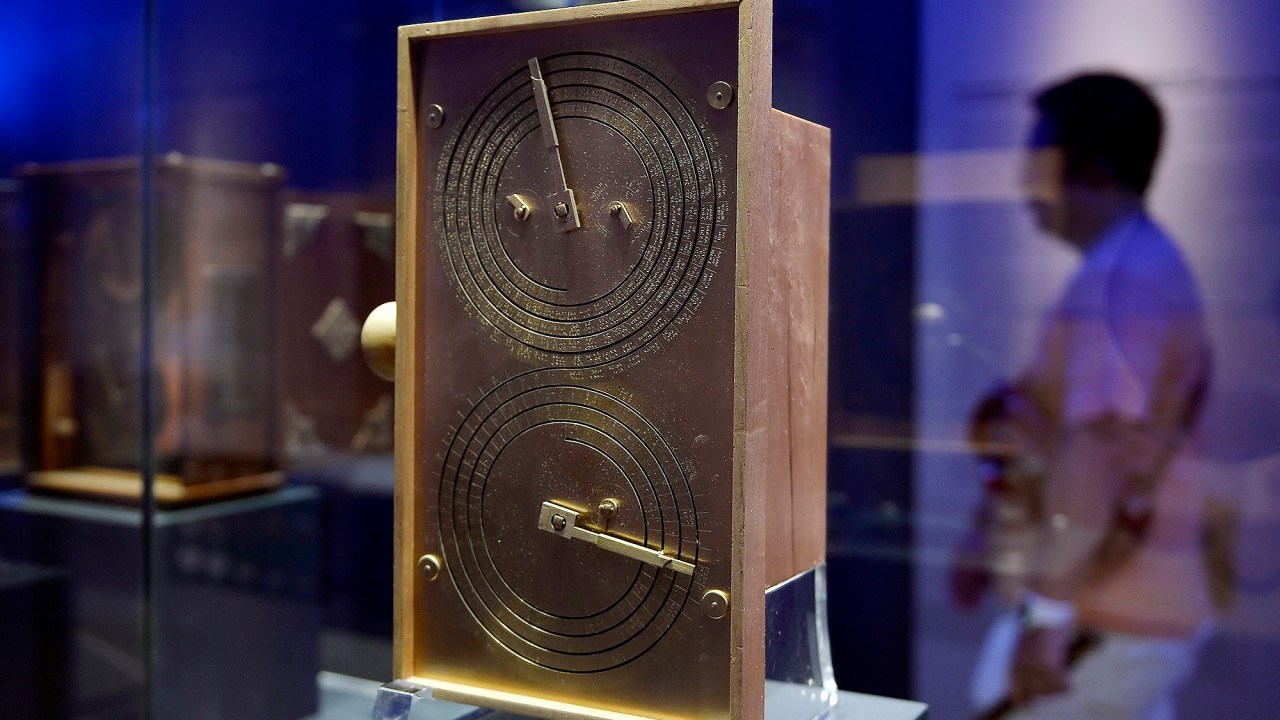 Reconstrução da chamada Máquina de Anticítera, um artefato conhecido como o computador mais antigo do mundo