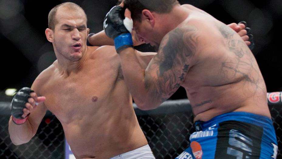 Júnior Cigano acerta Frank Mir em sua primeira defesa de cinturão, em Las Vegas