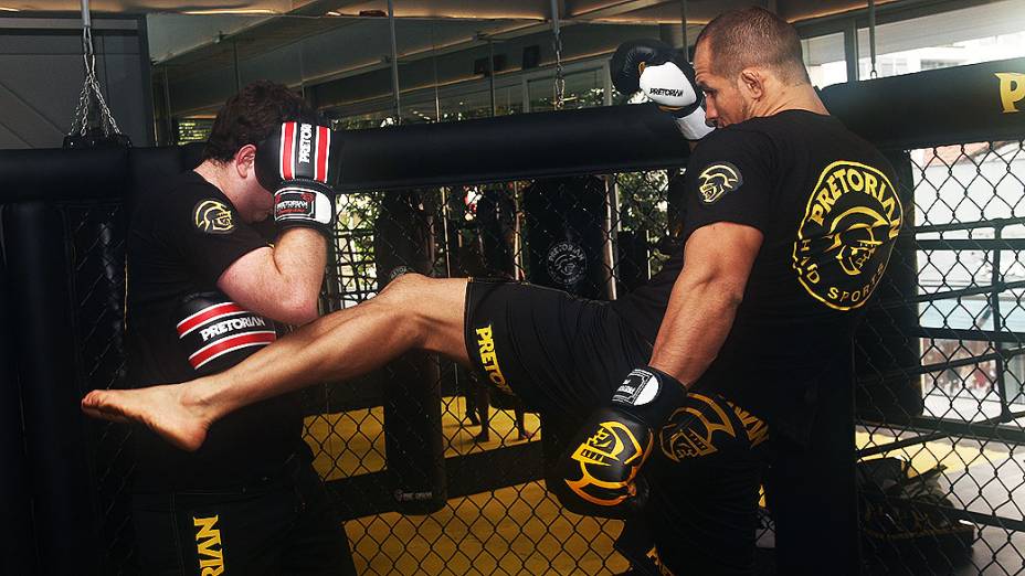 Júnior Cigano, campeão peso-pesado do UFC, em treino em São Paulo, em junho