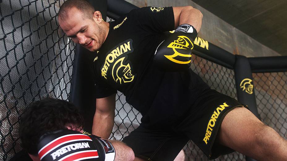 Júnior Cigano, campeão peso-pesado do UFC, em treino em São Paulo, em junho