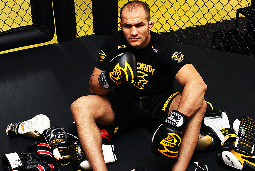 Júnior Cigano, campeão peso-pesado do UFC, treina  em academia de São Paulo