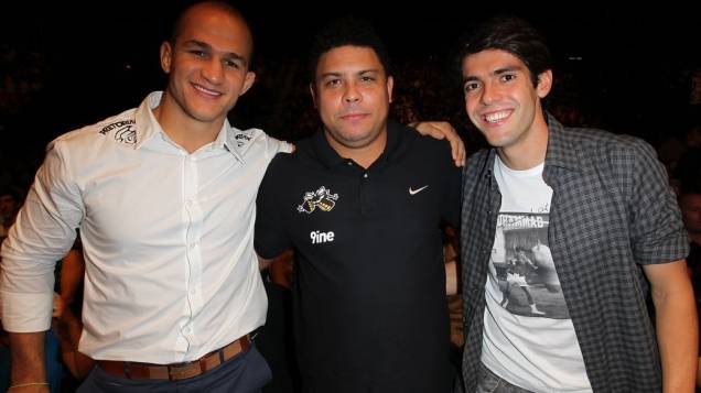 Júnior Cigano, Ronaldo e Kaká acompanham a luta de Anderson Silva no UFC 148