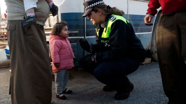 Oficial espanhola conversa com criança cigana momentos antes do despejo, Madri