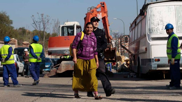 Graziera Lupu é acompanhada por policial espanhol momentos antes da destruição de sua casa, Madri