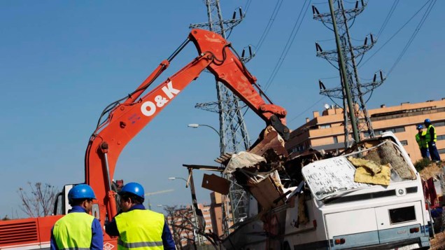 Escavadora destrói ônibus e trailer que serviam como moradia para família cigana em Madri