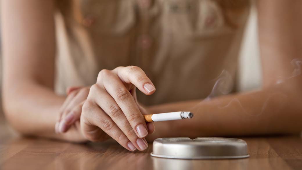 Mulher fumando cigarro
