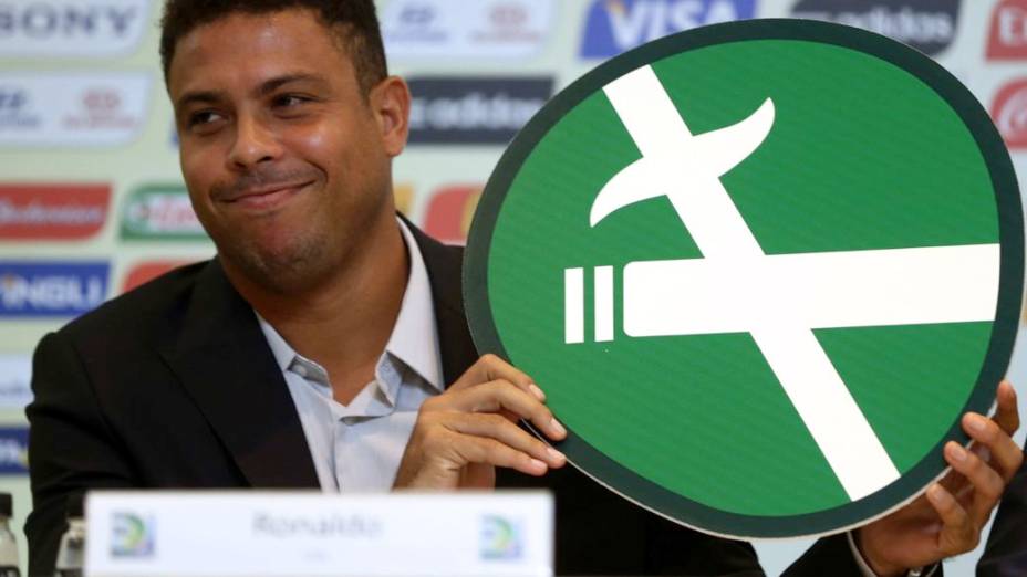 Ronaldo com a placa que será usada nos estádios da Copa do Mundo; hoje integrante do Comitê Organizador Local (COL), ele fumava inclusive nos tempos de jogador